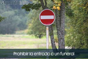 Prohibir la entrada a un funeral